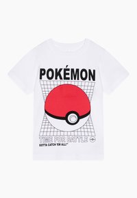 Balta medvilninė marškinėliai su raudonu Pokéball grafiką ant tinklelio fono, su juodu tekstu "POKÉMON MŪŠIO METAS".