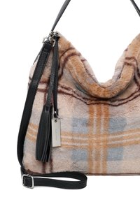 Tote bag med blødt, fuzzy beige stof med røde og grå tern. Sort læderrem med sølvhardware og en detalje med et mærke.