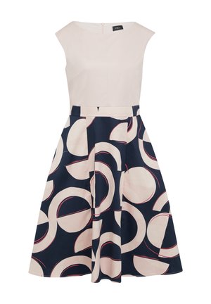 Ein ärmelloses Kleid mit einem hellrosa Oberteil und einem marineblauen Rock, der ein kreisförmiges Muster in blassrosa und roten Akzenten aufweist, knielang.