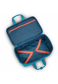 Mochila interior azul con un bolsillo con cremallera, correas naranjas y forma estructurada. Presenta un tejido duradero y un diseño con forro acolchado.