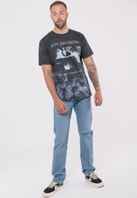 Paradiso Clothing DIVISION TEAR US APART DIP DYE - Print T-shirt - black