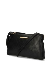 Clutch bag in pelle nera con finitura testurizzata, accessori in oro e tracolla staccabile per uso a tracolla o a mano.