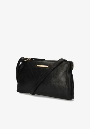 Clutch bag in pelle nera con finitura testurizzata, accessori in oro e tracolla staccabile per uso a tracolla o a mano.