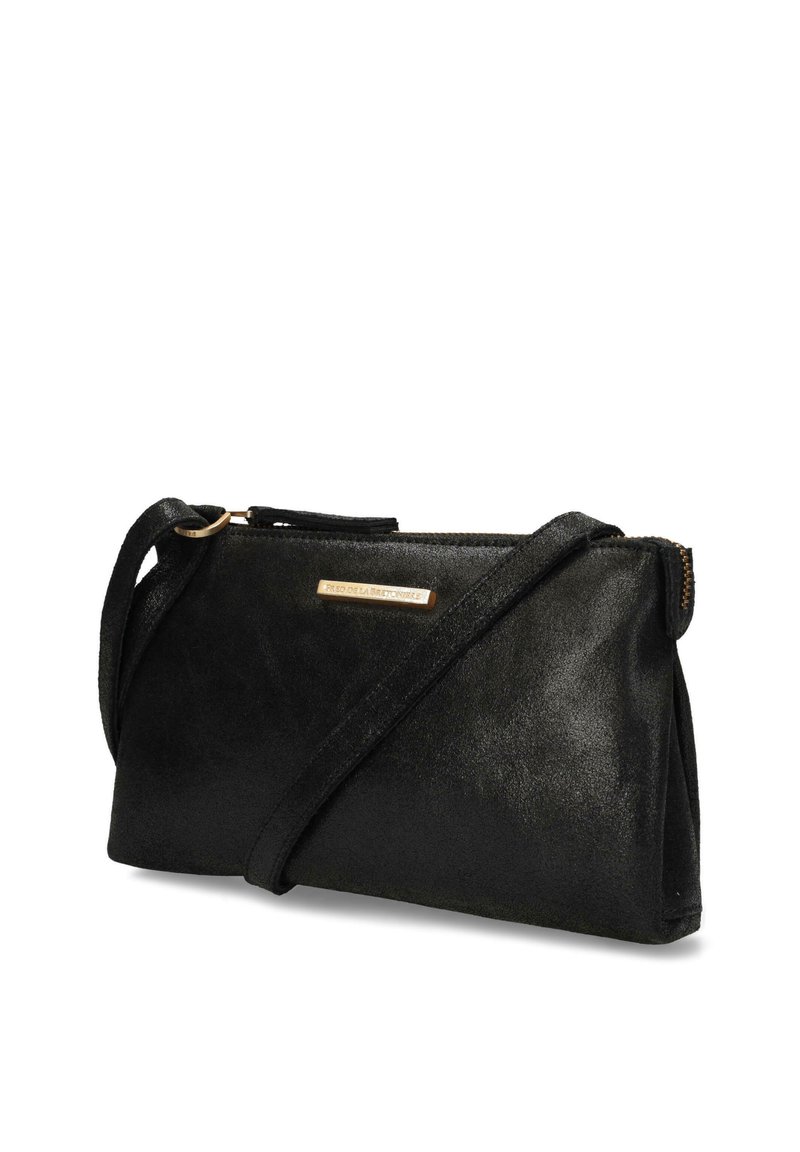 Clutch bag in pelle nera con finitura testurizzata, accessori in oro e tracolla staccabile per uso a tracolla o a mano.