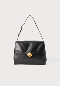 Borsa a tracolla in pelle nera con una forma strutturata, parte superiore piatta e chiusura circolare dorata. Presenta una sola tracolla per il trasporto.