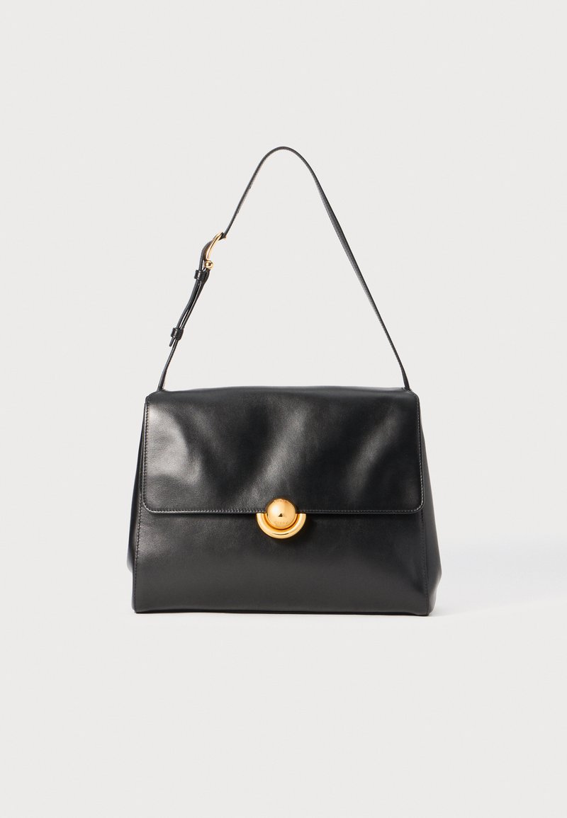Borsa a tracolla in pelle nera con una forma strutturata, parte superiore piatta e chiusura circolare dorata. Presenta una sola tracolla per il trasporto.