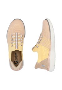Sneaker leggere in maglia gialla e beige, con una parte superiore testurizzata, suola bianca e dettagli grigi sui lacci e sul branding.