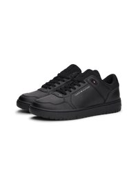 Schwarze Sportschuhe aus synthetischem Leder mit niedrigem Schnitt, ausgestattet mit Schnürsenkeln, einer strukturierten Zunge und dezentem Branding an der Seite.