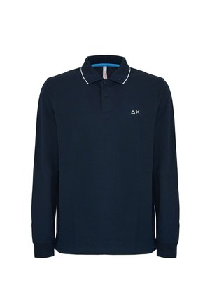 Polo a maniche lunghe di colore navy, realizzato in cotone, con un colletto bianco, tre bottoni e un piccolo logo ricamato sul petto.