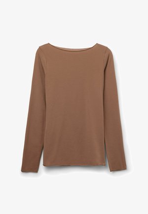 Camiseta de manga larga en un color marrón sólido, hecha de una tela suave y lisa. Presenta un amplio escote barco y un corte recto con costuras mínimas.