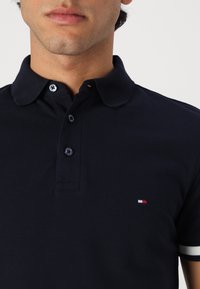 Tommy Hilfiger FLAG CUFF SLIM - Polo - desert sky