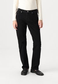 Jeans de pierna recta negros con cinco bolsillos, confeccionados en denim. El diseño incluye costuras sutiles y un cierre clásico con botón.