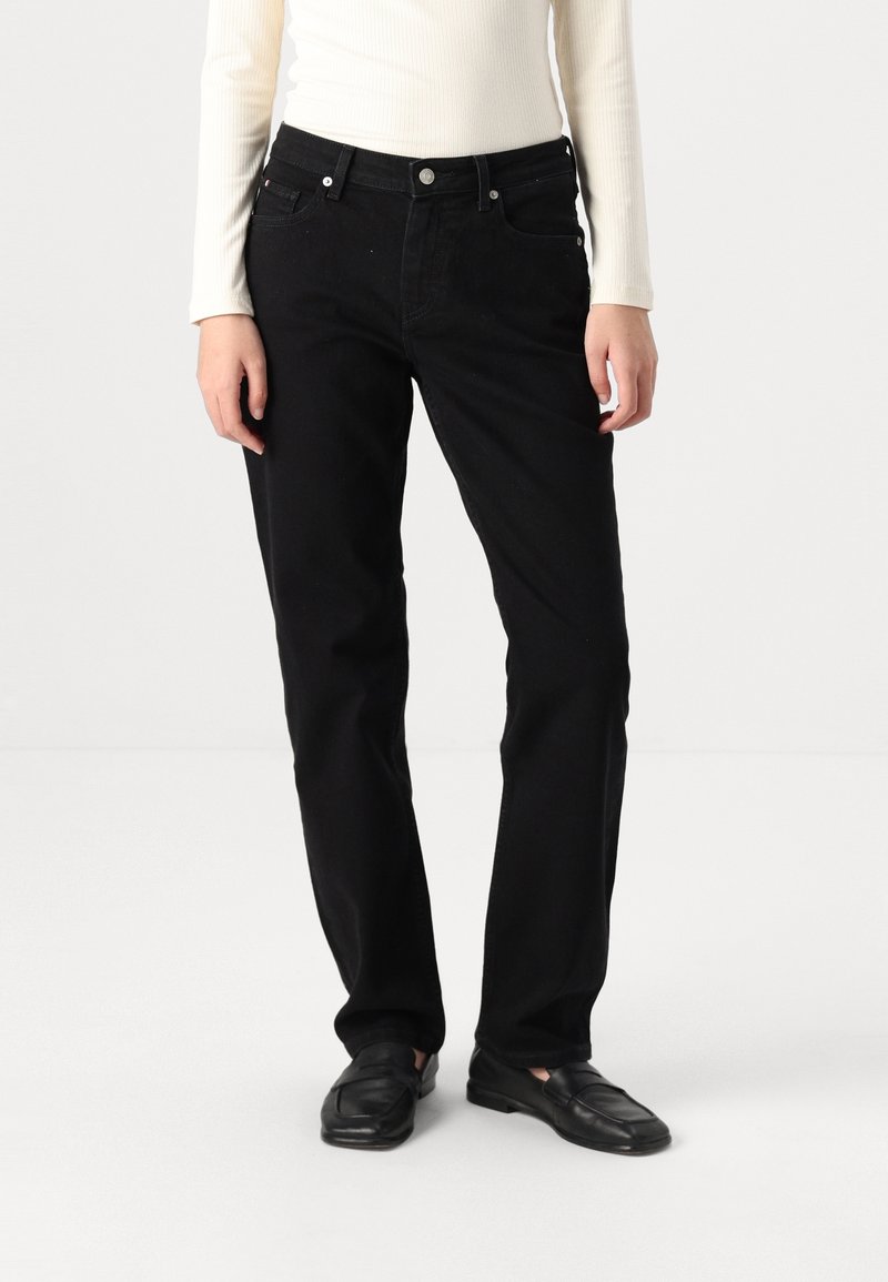 Jeans de pierna recta negros con cinco bolsillos, confeccionados en denim. El diseño incluye costuras sutiles y un cierre clásico con botón.