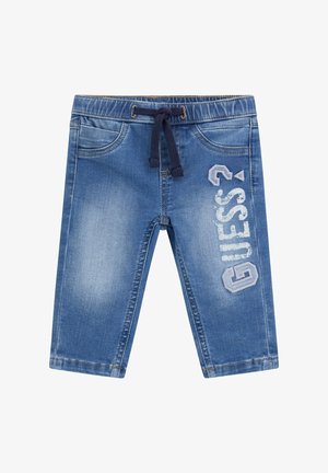 Pantaloni din denim de culoare albastru deschis, cu talie elastică și șnur de ajustare, buzunare frontale și broderia "GUESS" în alb și albastru pe lateral.