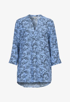 Blauwe blouse met zwart bloemenmotief van takken, driekwartmouwen, V-hals en een losse pasvorm met een iets langere achterkant.