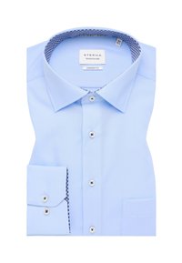 Camicia azzurro chiaro realizzata in tessuto morbido con una vestibilità comoda, caratterizzata da un colletto interno e polsini con motivo a contrasto e dettagli con bottoni.