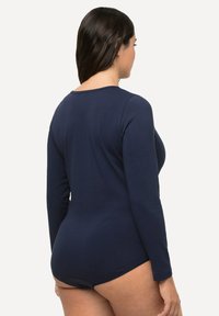 Dunkelblauer Langarm-Body aus weichem Stoff, mit rundem Ausschnitt und eng anliegender Passform, glatter Textur und ohne sichtbare Muster.