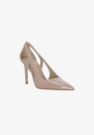 Scarpa slingback in pelle verniciata beige con tacco alto a stiletto sottile e punta appuntita.