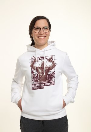 Femme portant des lunettes et un sweat à capuche blanc avec un graphisme Deadpool tenant des katanas et le texte « Katanas en adamantium ? Tu n'aurais pas dû. »