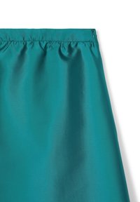 Türkisfarbener Satin-Stoff mit glatter Textur und gerafftem Taillenbund, der an einer Seite mit einem unsichtbaren Reißverschluss geschlossen wird.