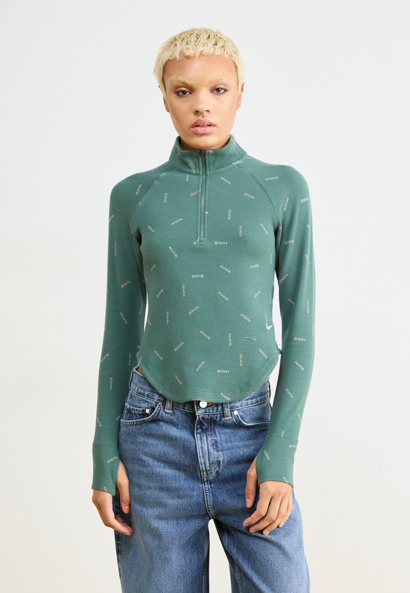 Nike Sportswear LOGO - Vesta - vintage green/light army