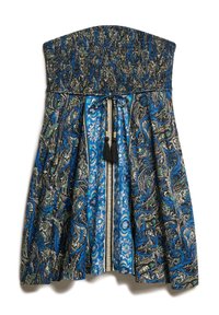 Robe bustier avec des motifs cachemire bleu, noir et blanc, avec un corsage smocké et un lien à l'avant avec des pompons.