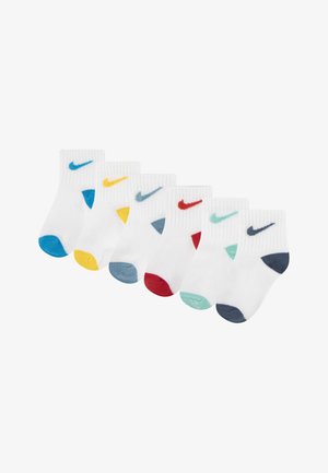 Set di sei paia di calzini bianchi con talloni di colore contrastante e loghi Nike in giallo, blu, rosso, grigio, teal e navy. Cuffie a coste.