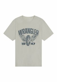 Camiseta ligera de color gris claro hecha de algodón, con mangas cortas y cuello redondo. Presenta un gráfico azul con "WRANGLER" y un diseño de rueda alada con "1947."