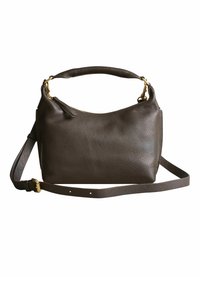 Ruskea nahkainen käsilaukku, jossa on teksturoitu pinta, yläkahva ja pitkä säädettävä olkahihna. Suunnittelua korostavat kultaiset metalliosat.