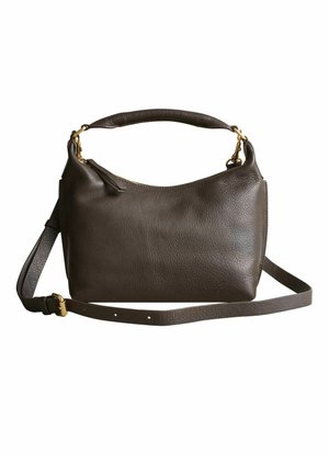 Ruskea nahkainen käsilaukku, jossa on teksturoitu pinta, yläkahva ja pitkä säädettävä olkahihna. Suunnittelua korostavat kultaiset metalliosat.