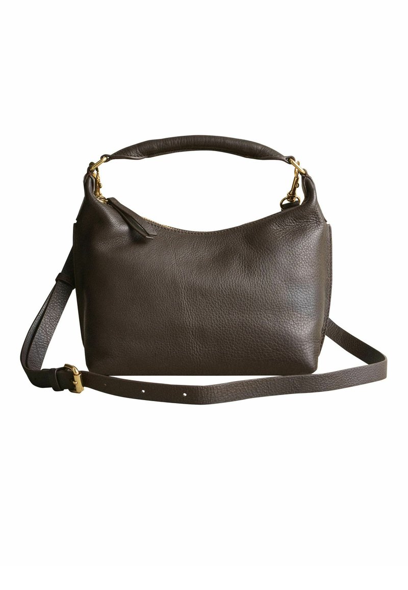 Ruskea nahkainen käsilaukku, jossa on teksturoitu pinta, yläkahva ja pitkä säädettävä olkahihna. Suunnittelua korostavat kultaiset metalliosat.
