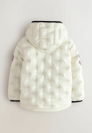 Hvid pufferjakke med hætte, der har et quiltet design og sorte detaljer ved manchetterne. Glat tekstur og let blank finish.