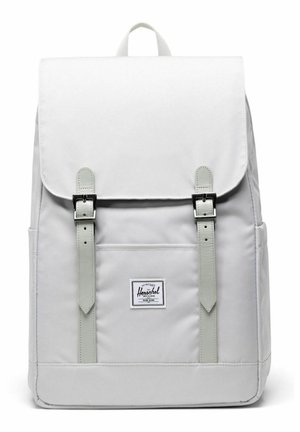 Sac à dos blanc Herschel avec rabat, bretelles à double boucle, poche avant, poches latérales et écusson en tissu avec logo au centre avant.