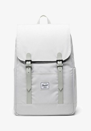 Sac à dos blanc Herschel avec rabat, bretelles à double boucle, poche avant, poches latérales et écusson en tissu avec logo au centre avant.
