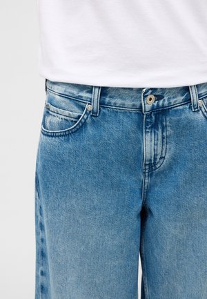 Hellblaue Denim-Jeans mit lockerer Passform, klassischem Fünf-Taschen-Design, Metallknopfverschluss und ausgewaschenen Texturdetails.