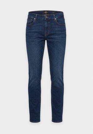 Jean bleu foncé à jambes droites, présenté de face, avec des passants de ceinture, une braguette boutonnée et cinq poches.