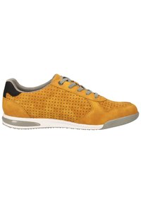 Sneaker giallo in suede con design perforato, lacci grigi e un accentuazione nera sul tallone. Presenta una suola bianca e una fodera interna grigia testurizzata.