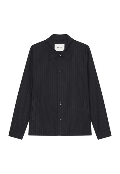 Chemise noire à manches longues boutonnée, rayures fines, col classique et deux poches latérales, étiquette NN.07 à l'intérieur du col.