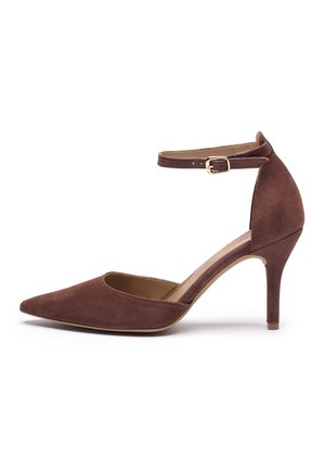 Chaussure à talons hauts en daim marron avec bout pointu, bride de cheville avec boucle dorée, et talon fin pour une silhouette élégante.