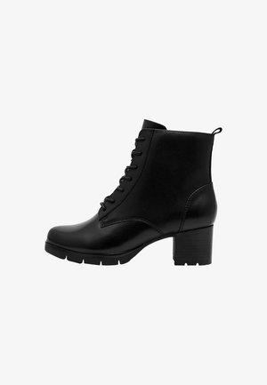 Bottines noires avec une texture en cuir lisse, un laçage à l'avant, un bout arrondi et un talon carré épais pour plus de hauteur et de stabilité.