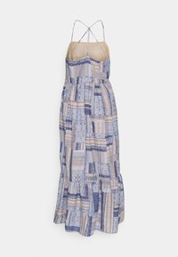 Vestido maxi em design de patchwork azul e bege, com alças finas, cintura ajustada e uma bainha em camadas com franzido. Textura de tecido suave.