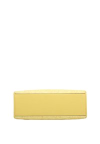 Borsa a tracolla rettangolare gialla in pelle con un fronte texturizzato che presenta un motivo sottile, retro liscio e cuciture a contrasto lungo i bordi.
