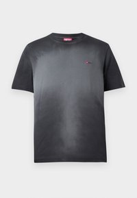 Čierny gradient polokošeľový tričko s krátkym rukávom vyrobené z bavlny. Obsahuje červené logo na ľavej hrudi a okrúhly výstrih. Hladká textúra.