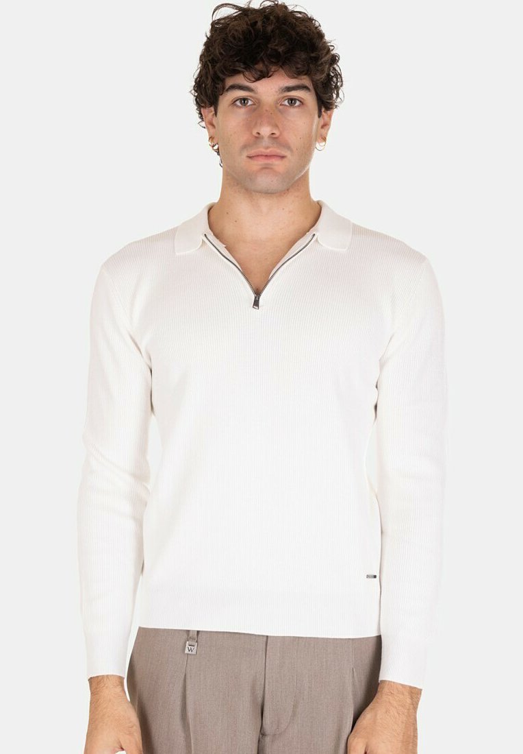 Maglione polo a maniche lunghe bianco a costine con colletto con zip, caratterizzato da una vestibilità slim e un branding minimale sull'orlo.