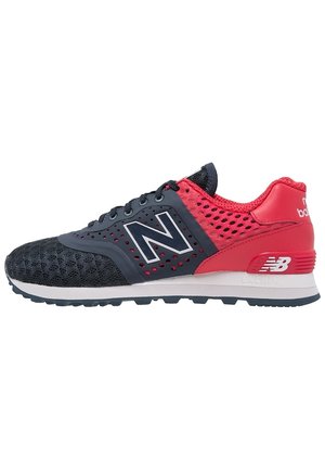 Czerwono-czarny sneaker New Balance z siateczkową cholewką, białą środkową podeszwą i gumową podeszwą zewnętrzną widziany z boku.