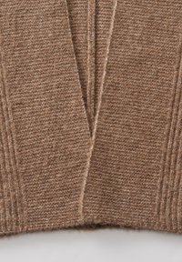 Bruine gebreide cardigan met een textuurpatroon. Heeft een V-hals, opent vooraan en ribbeldetails langs de randen en naden.