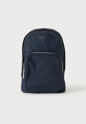 Námornícka modrá batoh Guess s predným vreckom na zips a strieborným zipsom, zobrazený na jednoliatom svetlom pozadí.
