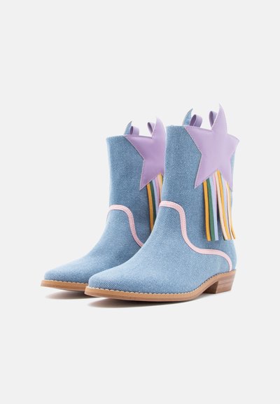 Μπλε τζιν μποτάκια μέχρι τον αστράγαλο με μοβ αστέρια. Διαθέτουν πολύχρωμα κρόσσια και ροζ ραφές στα πλαϊνά. Ξύλινη επίπεδη φτέρνα.