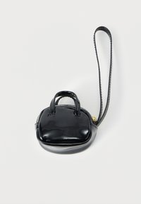 Μικρό γυαλιστερό μαύρο πορτοφόλι χειρός με δύο κοντά χερούλια και ένα μακρύ λουράκι σε λευκό φόντο.