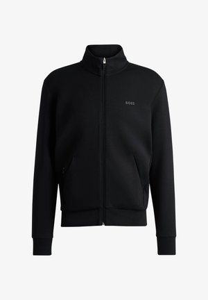 Juodas zip-up megztinis su aukštu apykakle, raukiniais ant rankovių ir šoninėmis kišenėmis. Kairėje krūtinės pusėje yra subtilus "BOSS" logotipas. Lygus audinys.